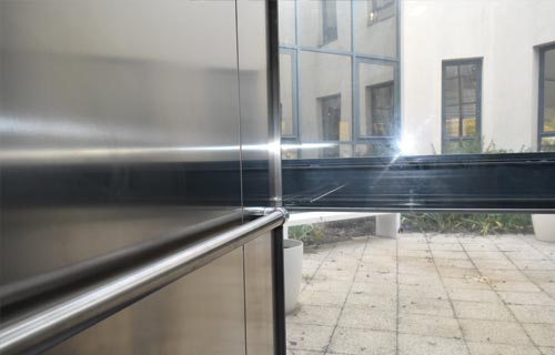 Pose et dépose de mains courantes ascenseurs